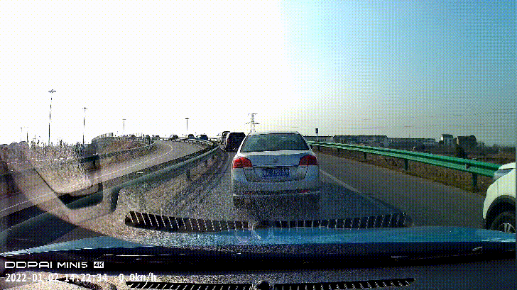 放假了就“撒欢”？@鄂A55H95、鄂A1306Q，你们都被拍了！休闲区蓝鸢梦想 - Www.slyday.coM