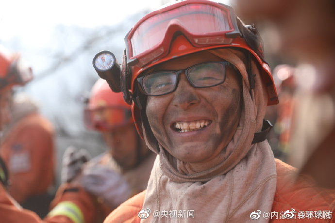 消防员胜利的笑脸比花好看 致敬