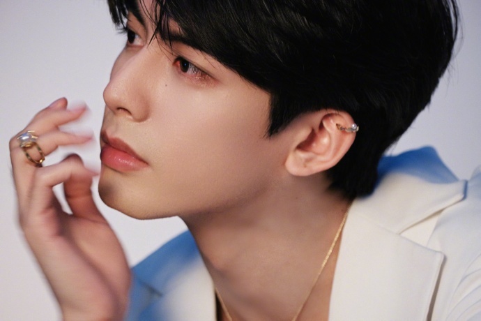 宋威龙托腮照,怼脸拍也是毫无瑕疵的帅气啊!_高清图集_新浪网