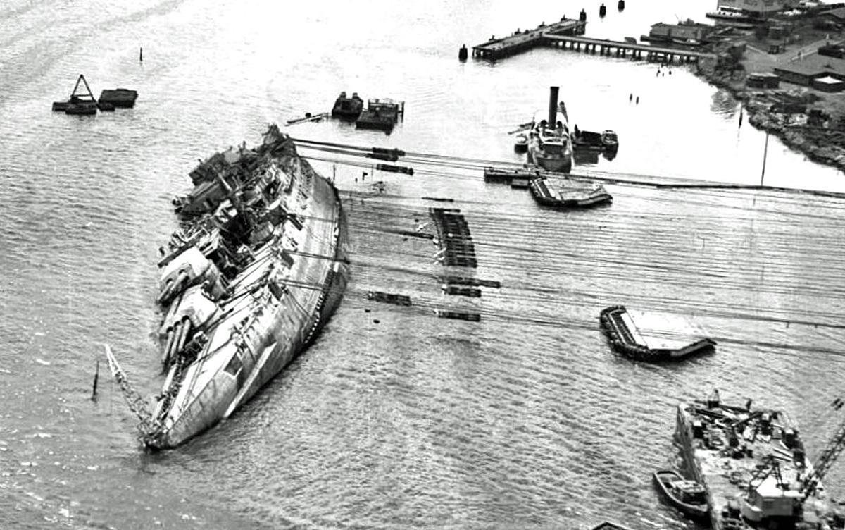 珍珠港事件后,美军在港内打捞倾覆沉没的俄克拉荷马号战列舰