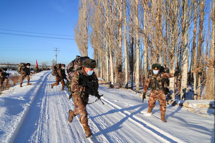 新疆军区某边防团红卡子连队组织新兵进行冬季野外拉练