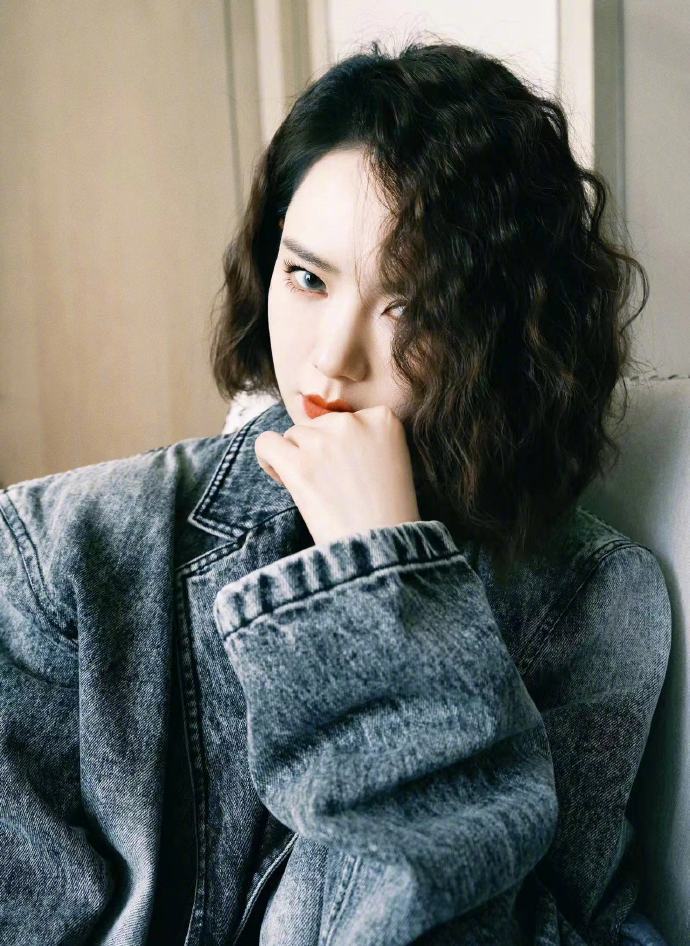 戚薇发自拍氛围图来啦!卷发红唇复古氛围感拉满!