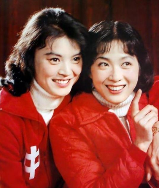 说起周晓兰,那绝对是中国女排史上的大美女,80年代有一本红极一时的