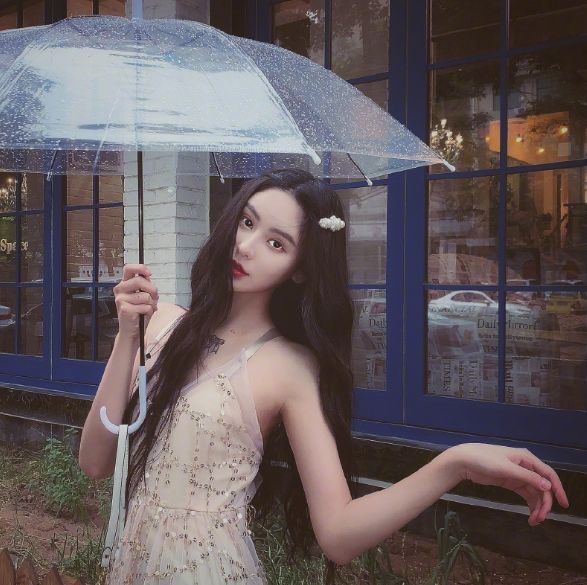 杨馥宇大胆秀美人站姿却忘记穿小吊带抬手那刻全网呆住