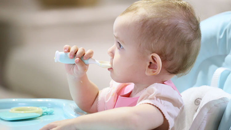 宝宝满周岁就上桌吃成人饭？别操之过急，会影响孩子的肠胃和发育休闲区蓝鸢梦想 - Www.slyday.coM