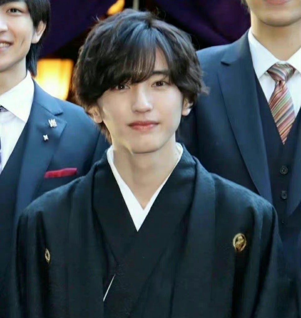 道枝骏佑成人礼生图状态好棒呀,满满的胶原蛋白,笑得超级甜!