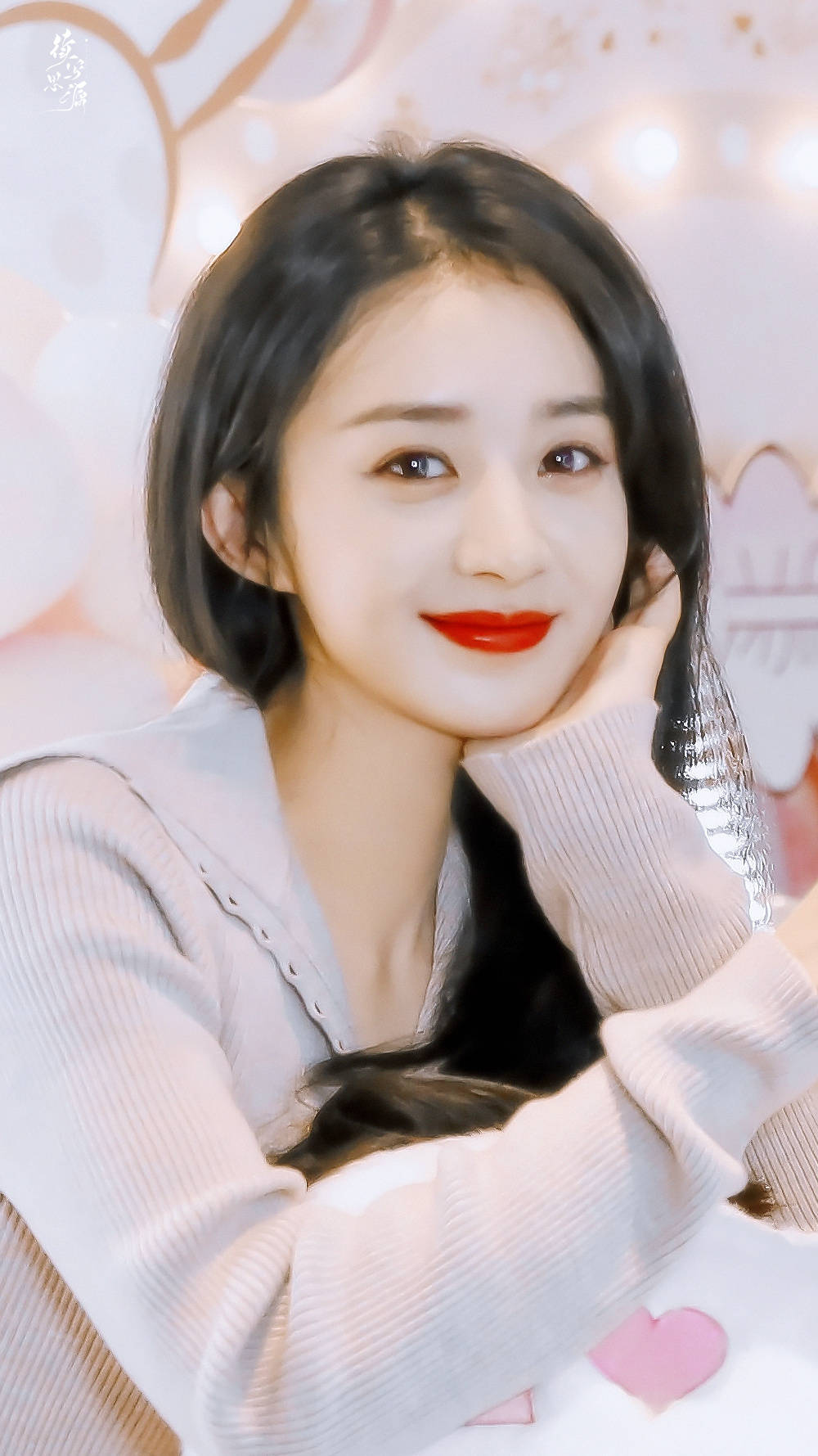 赵丽颖出席微博之夜前陪李冰冰庆生烈焰红唇尽显知性美