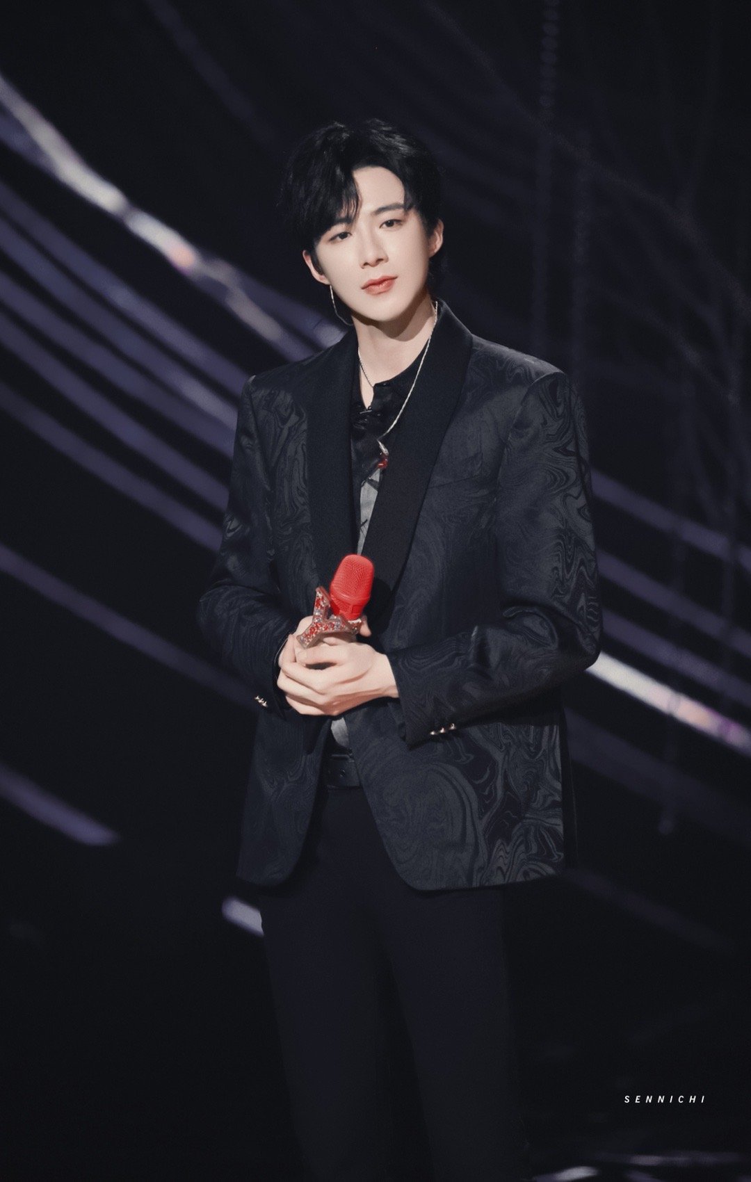 刘宇宁舞台错位图,看到这张图还以为是个鼻涕泡!真的太可爱了!