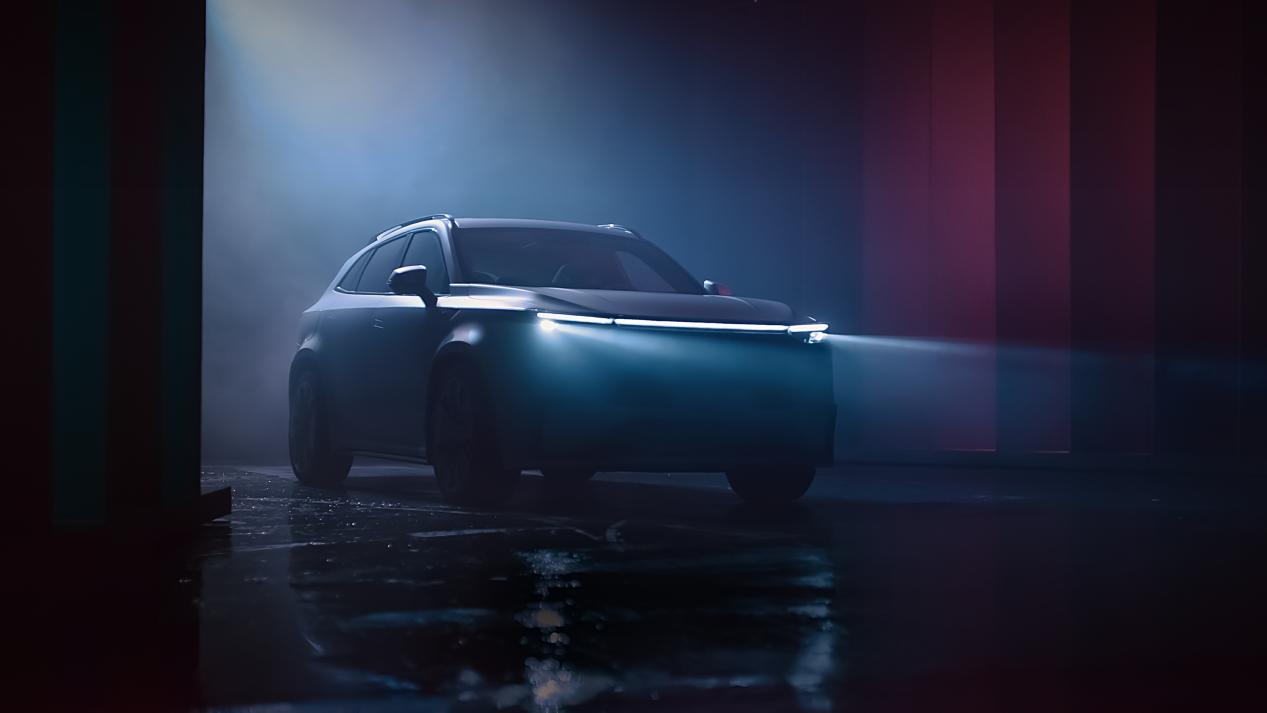 极大,格栅上除了有wey品牌logo之外,还加入了cyberspace英文标示图