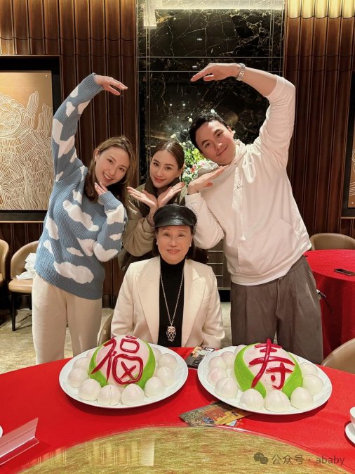 何超莲晒出三姐弟为妈妈庆祝70大寿的照片|何超莲|大寿|姐弟_新浪新闻