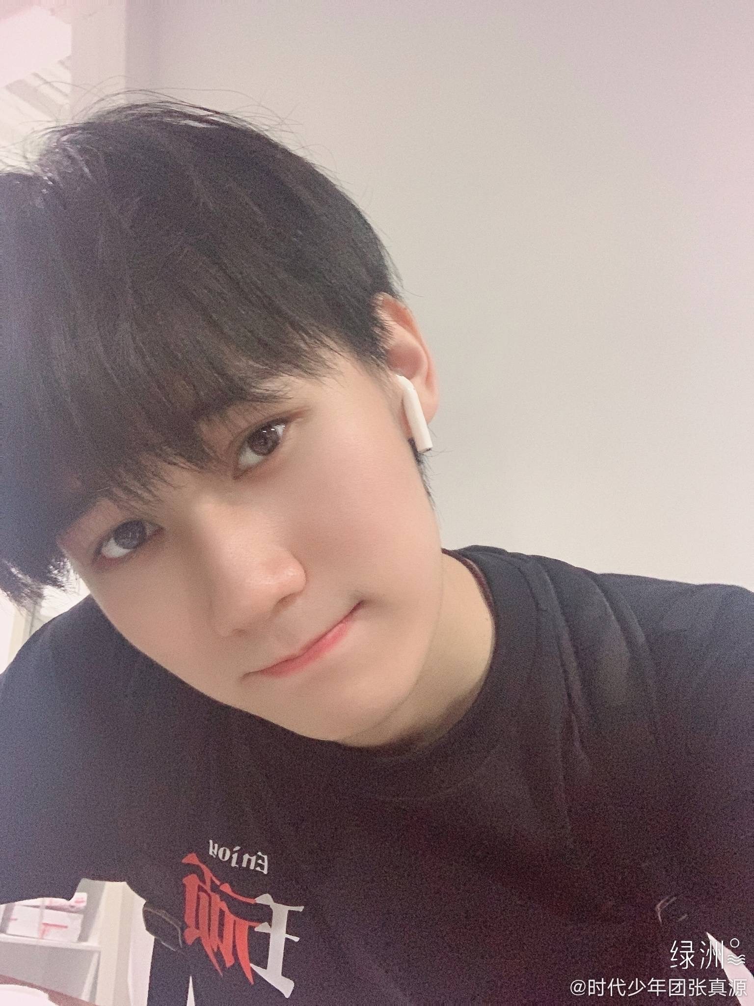 可盐可甜的原创歌手张真源,自拍十有八九都是歪头哟