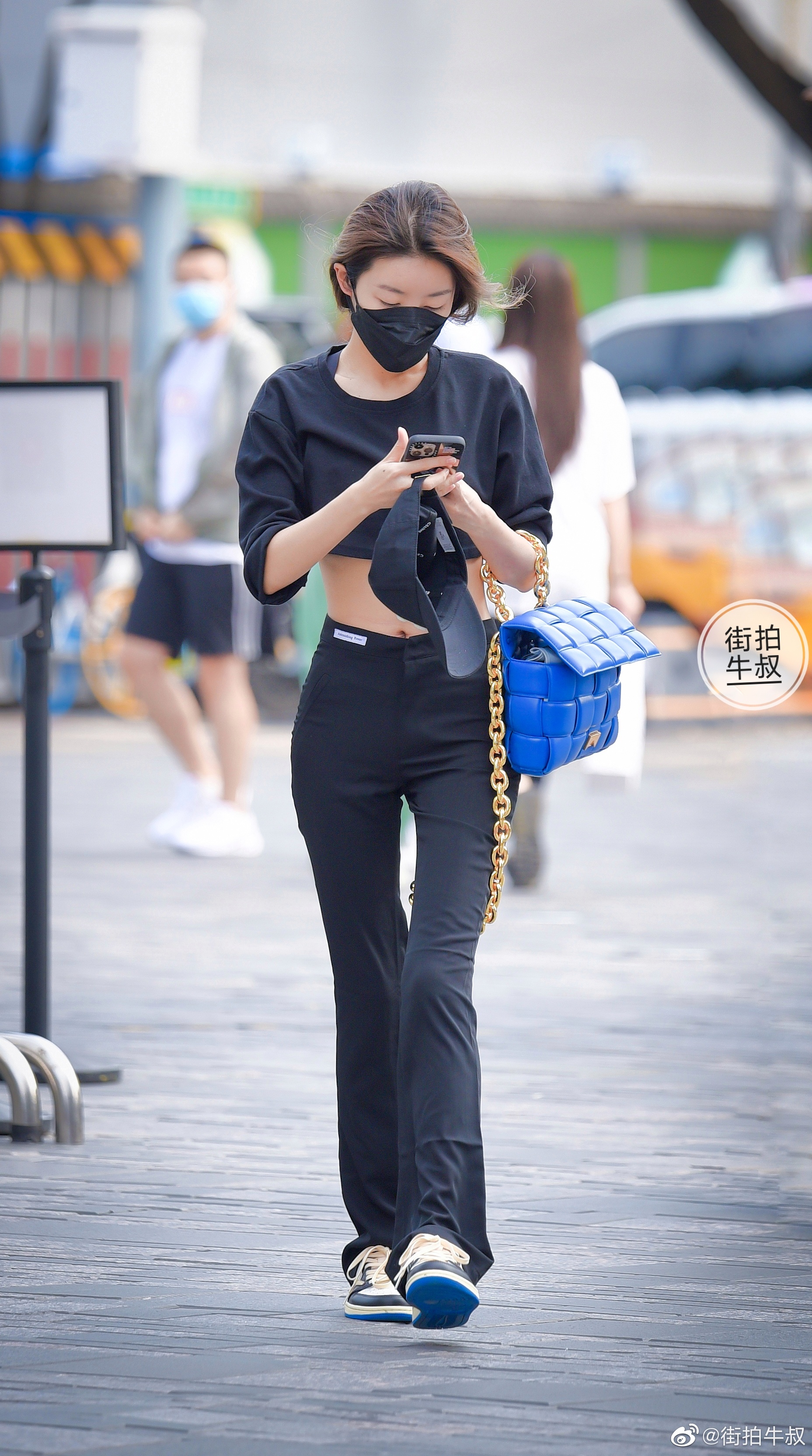 美女穿着修长的高腰喇叭裤出街_高清图集_新浪网