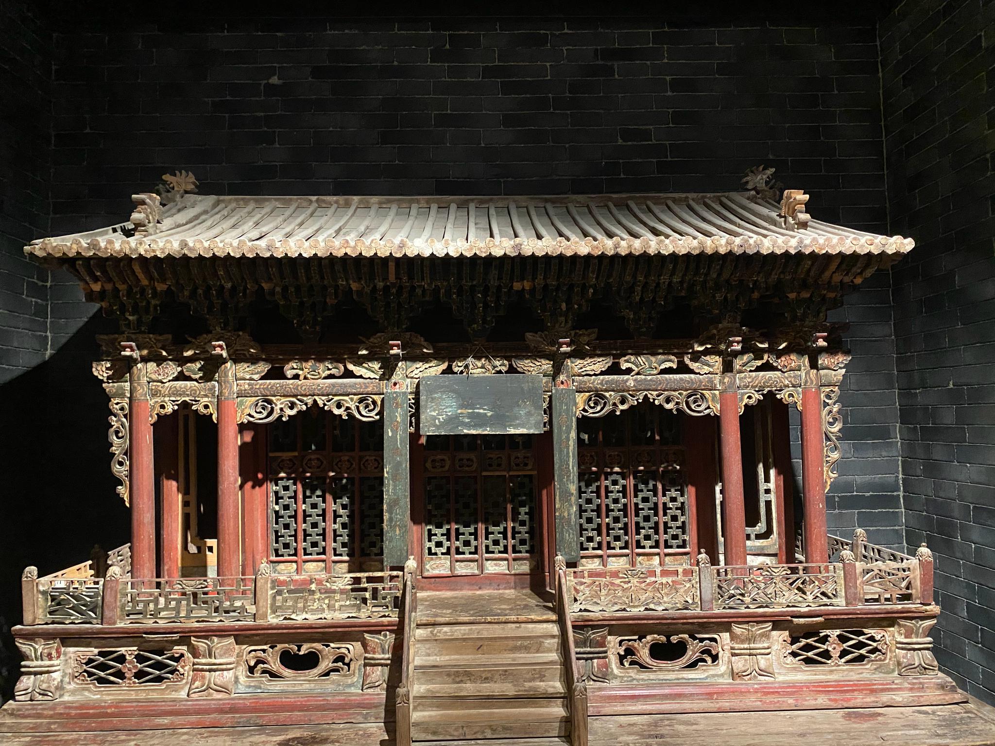 兰州市博物馆收藏的这件清代"祖先堂"神龛很震撼,通高225厘米