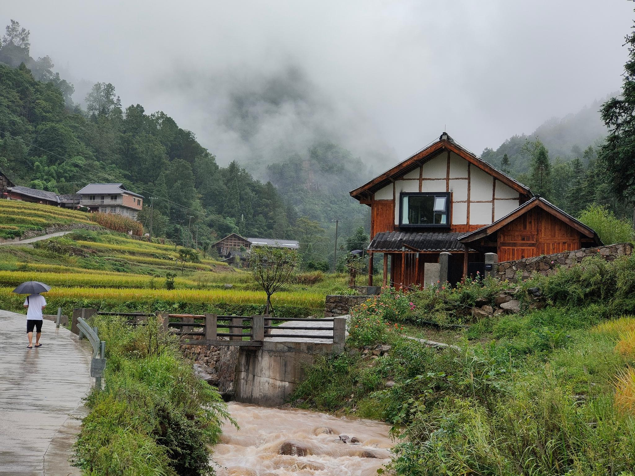 黔北山岭之间,一处惬意安静的梧桐山民宿,吃着地方特色美食