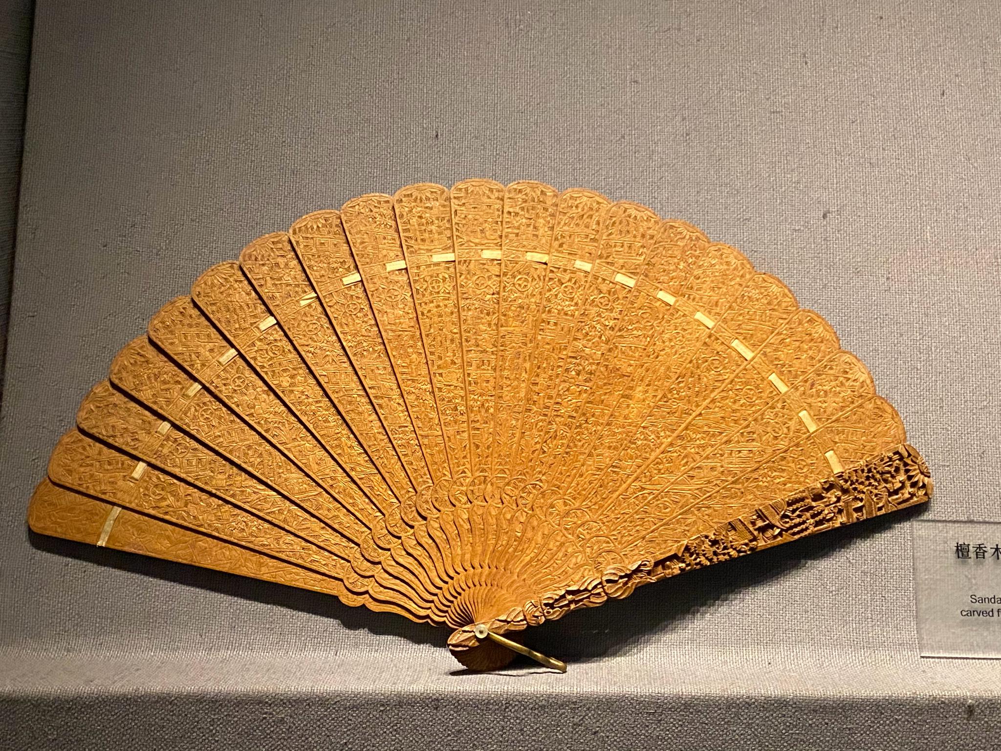 广东省博物馆藏的清代外销扇子,为当时西方贵族女子所