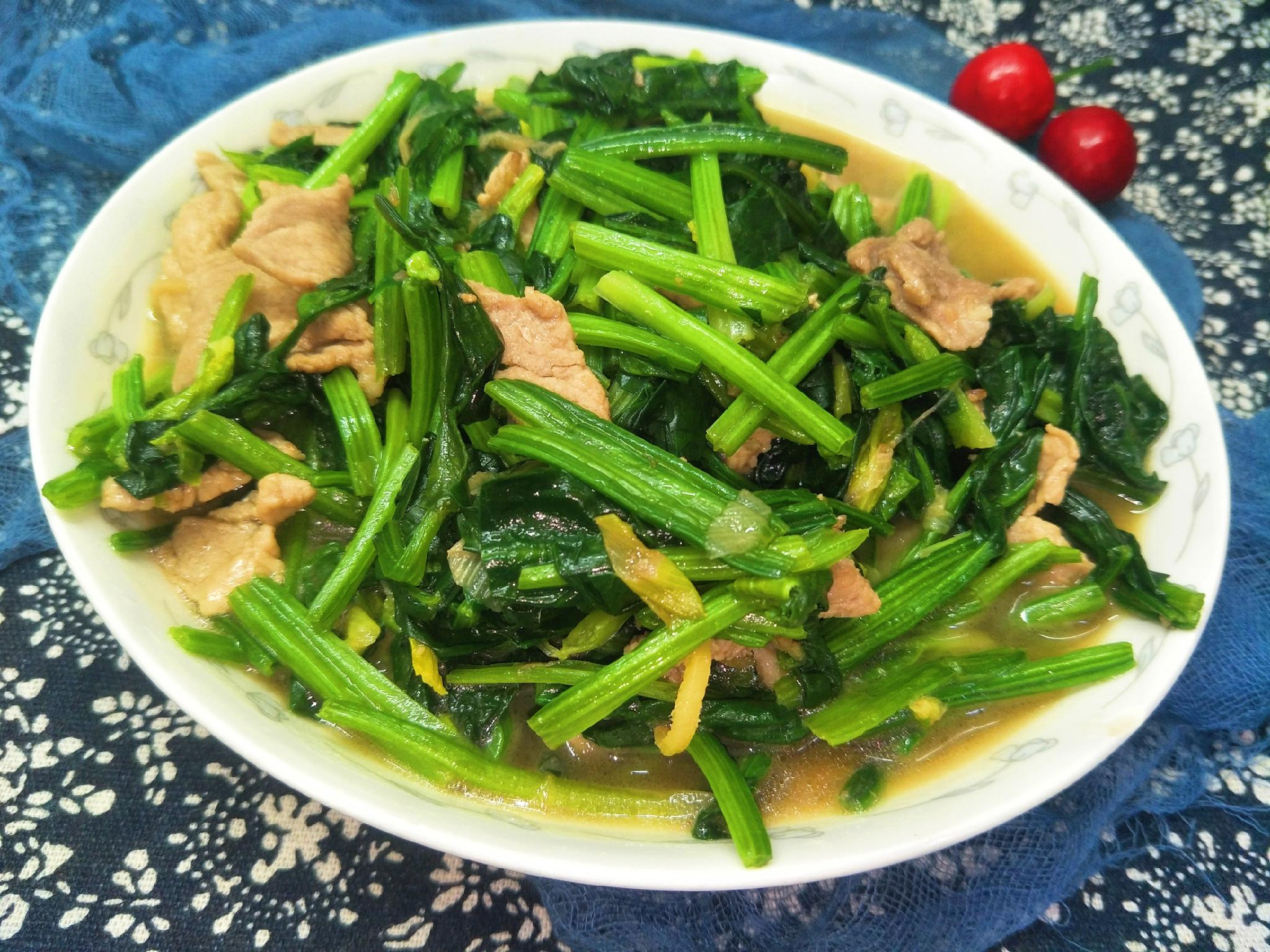 炒菠菜时怎样才能又绿又不涩教你好吃的做法菠菜脆爽好吃