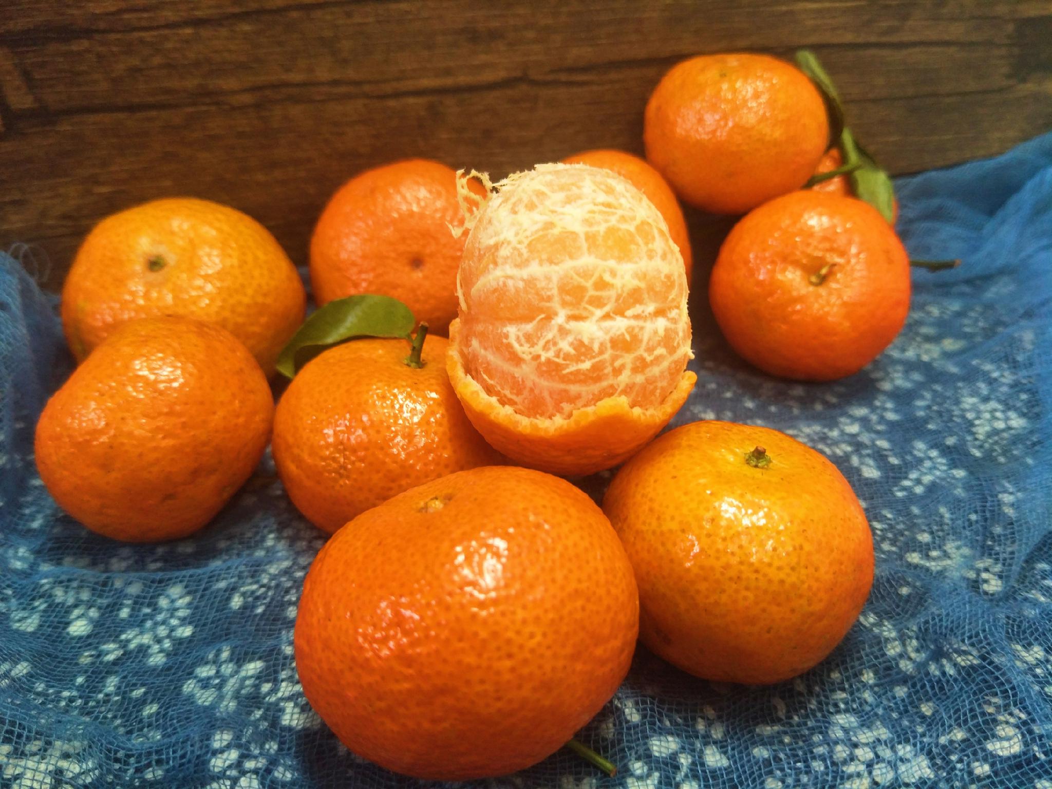 买砂糖桔时,选皮厚的还是薄的?教你3招,选出的桔子又甜又多汁