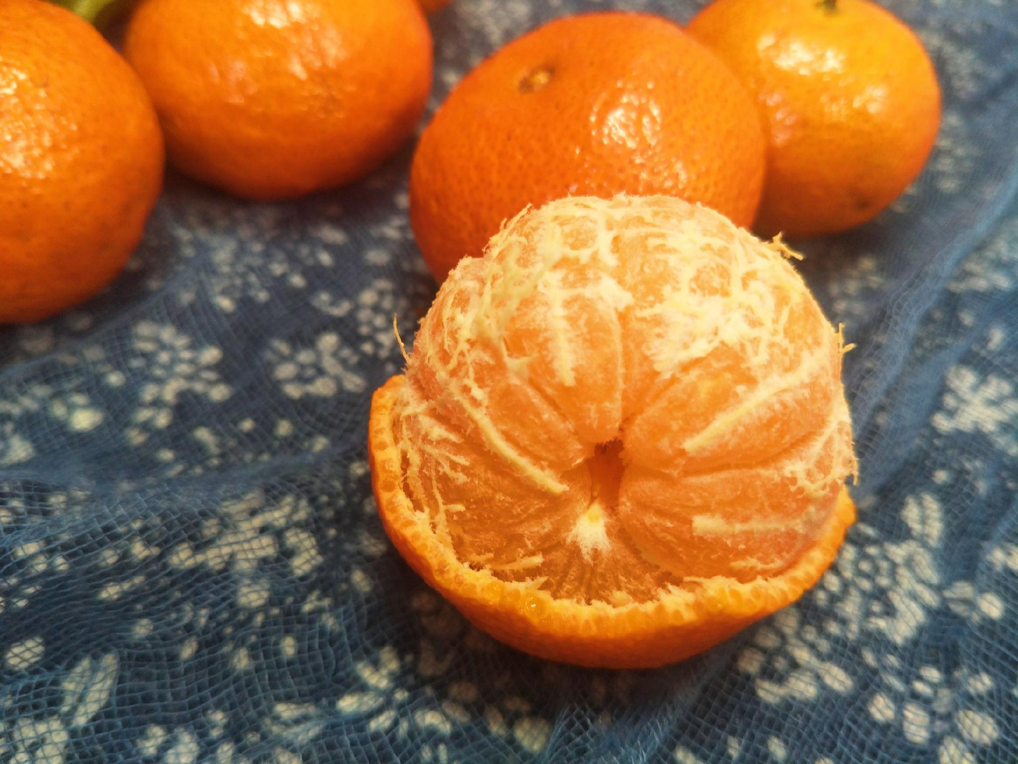 买砂糖桔时,选皮厚的还是薄的?教你3招,选出的桔子又甜又多汁