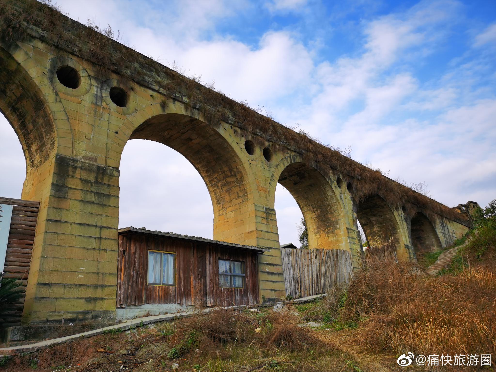 友谊渡槽位于内江市威远县高石镇和严陵镇交接处的三胜村双叉河上
