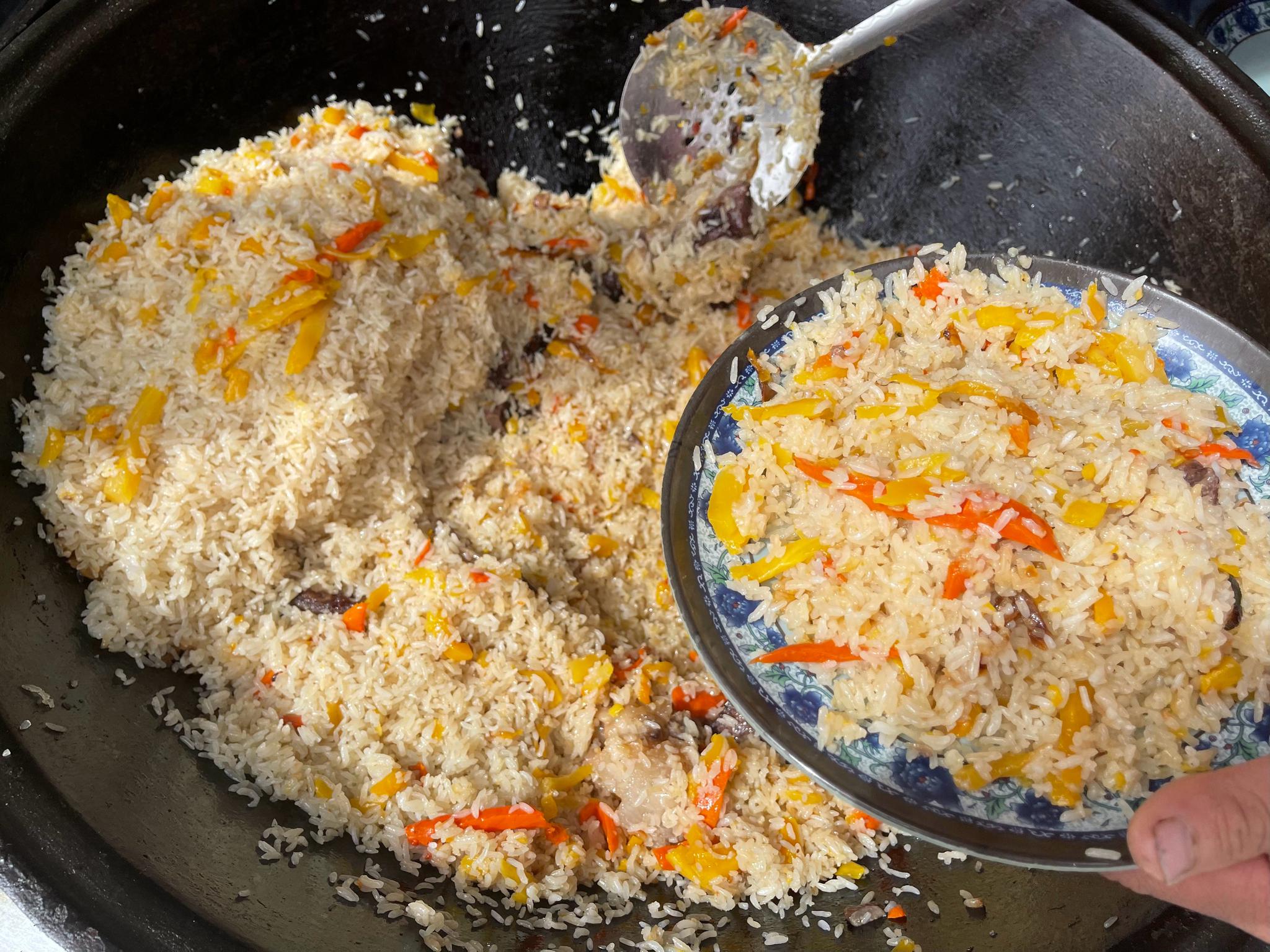 新疆的手抓饭,太好吃了 ,里面的黄萝卜很甜