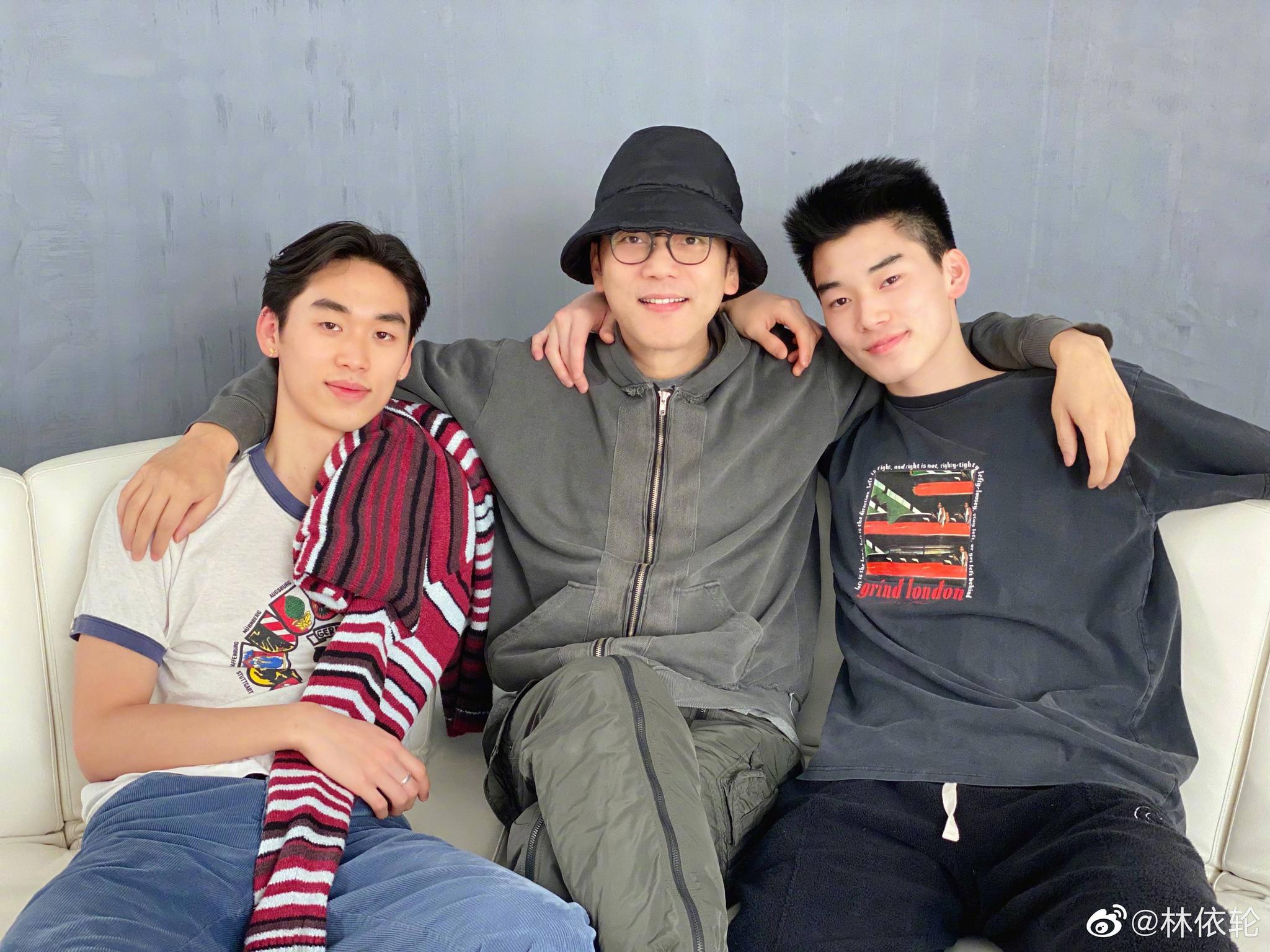 林依轮晒两个儿子同台走秀的照片