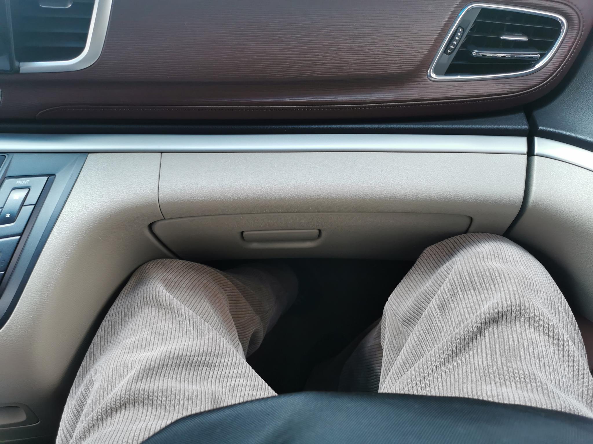 gl8的副驾驶腿部空间太小了,坐的腿都麻了