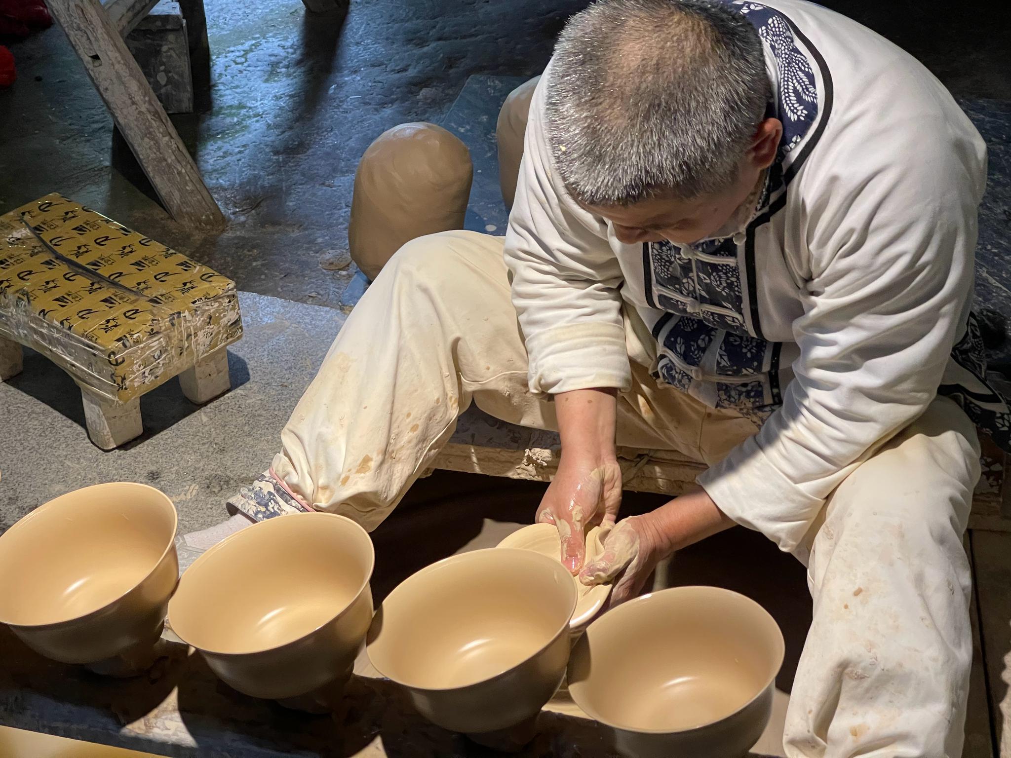 匠人表演制瓷技艺