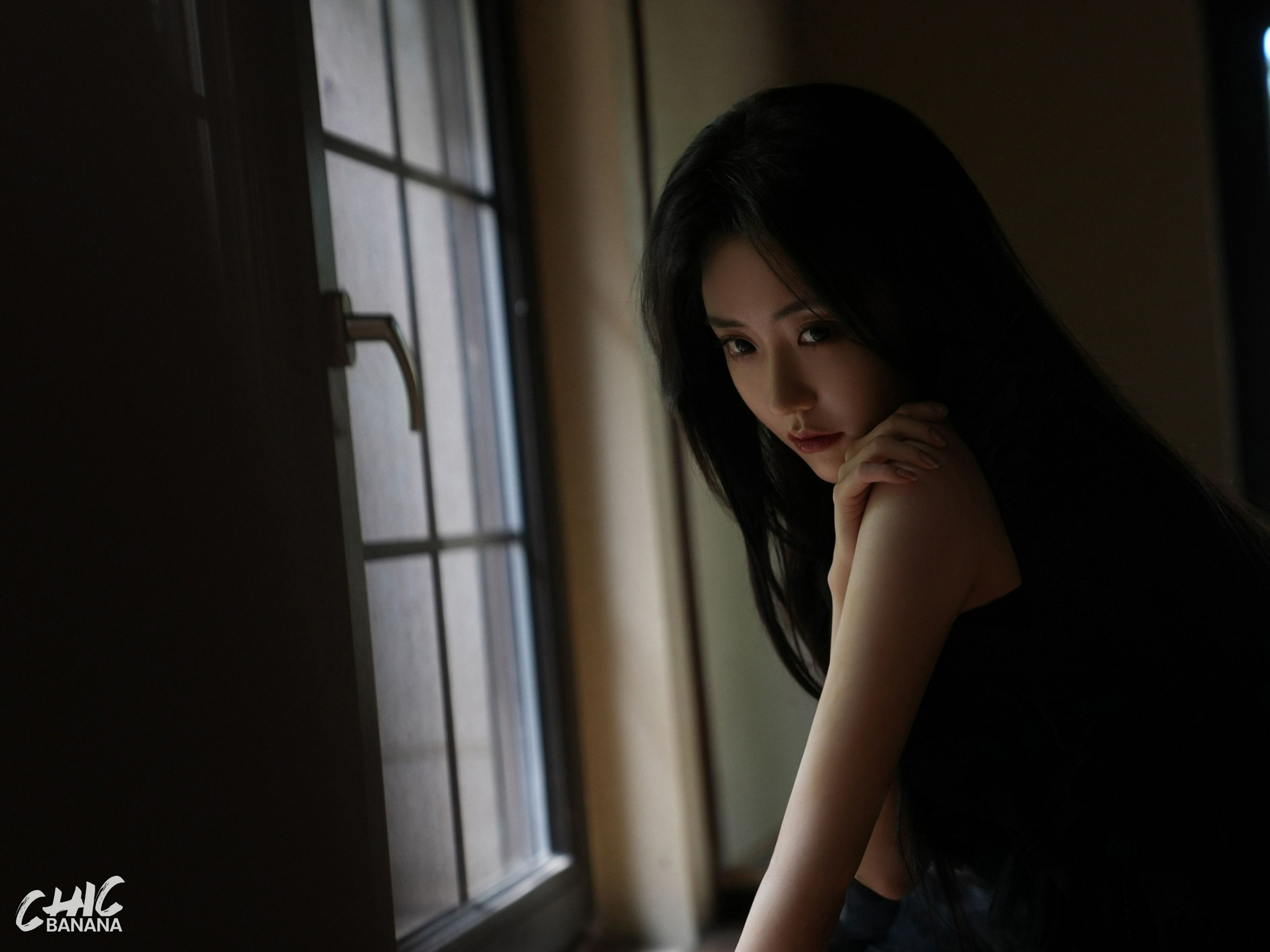 昏暗的房间,静谧的气氛,隔着屏幕都能感受到这氛围感……_高清图集