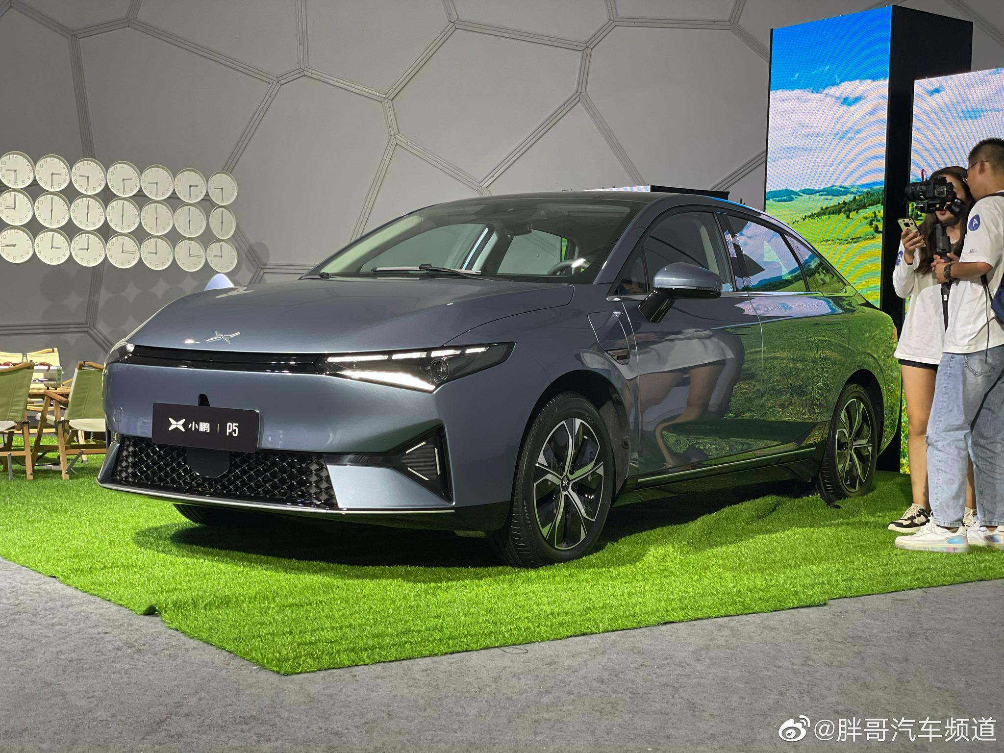 前两天胖哥杨力试了小鹏p7我看小鹏p5也不错有床