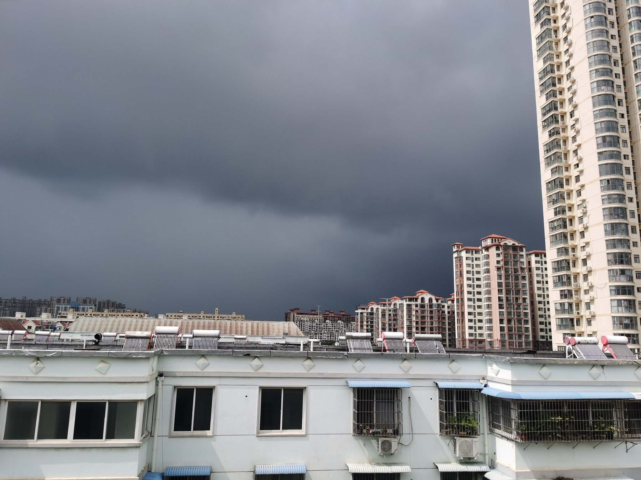 黑云压城,暴雨要从北边过来了