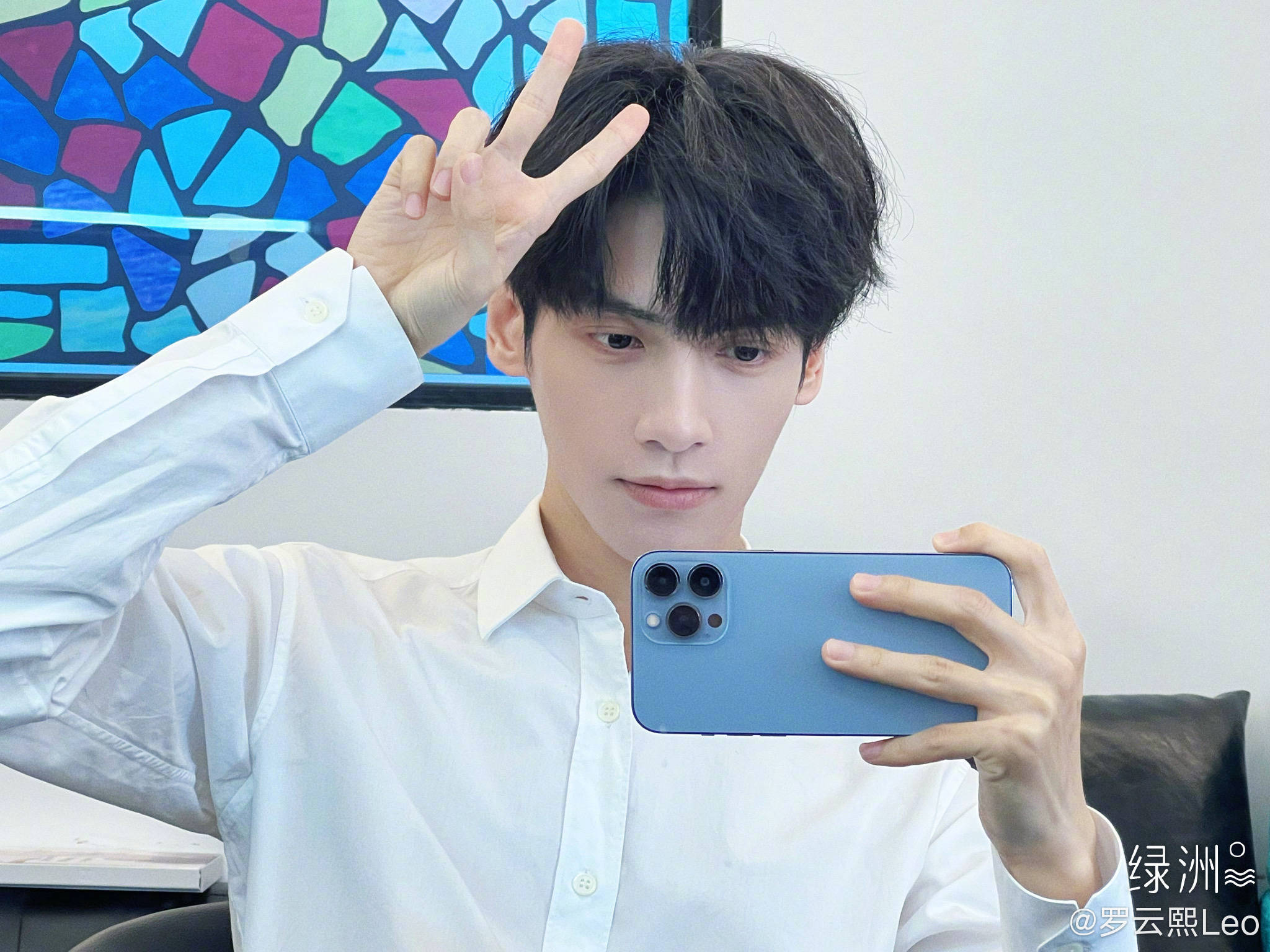 罗云熙晒比个耶自拍照白色衬衫五官好优越