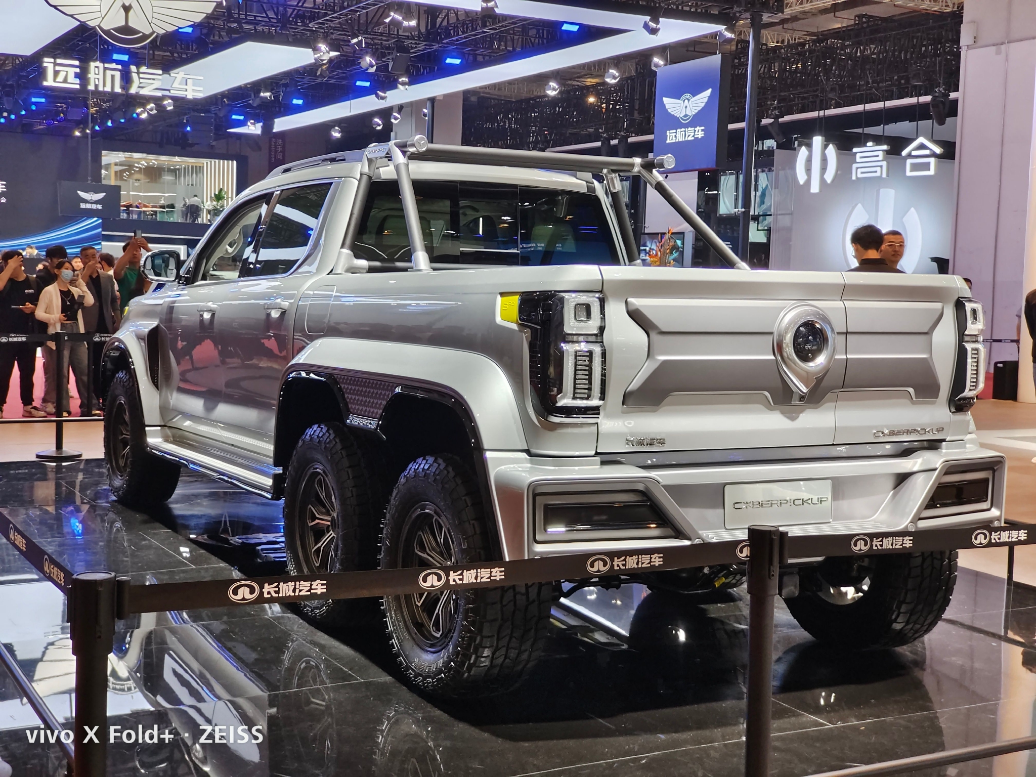 赛博皮卡6x66驱5把锁还是新能源插电混动的