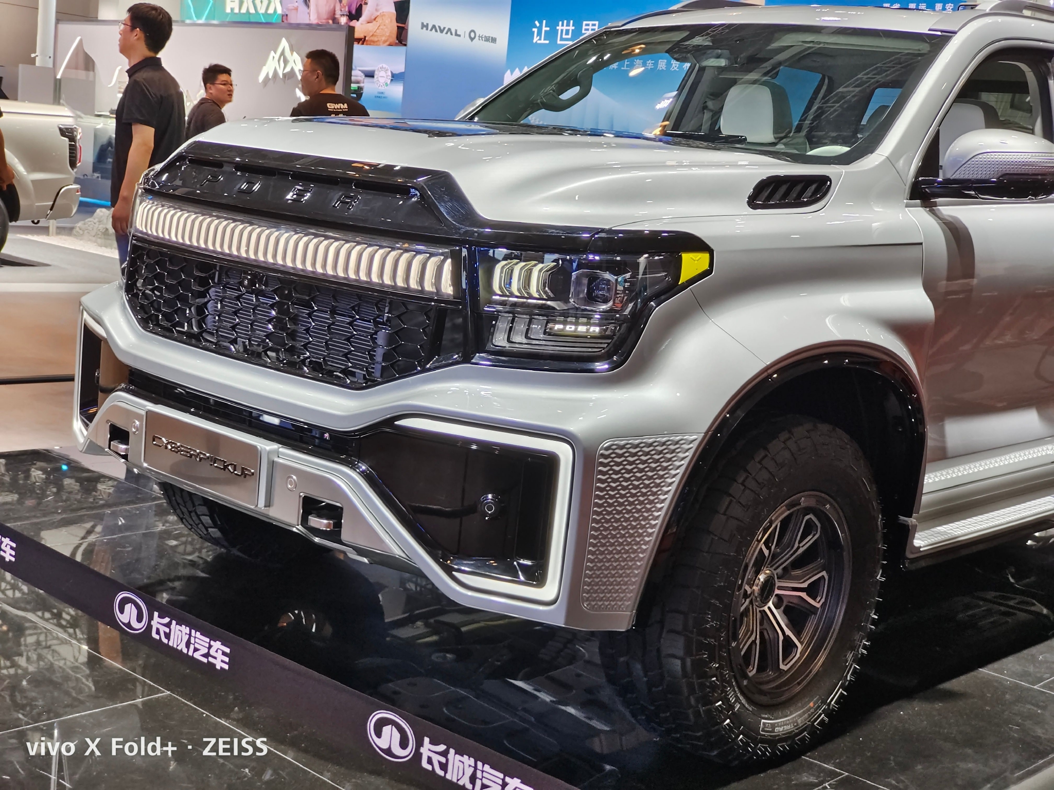 赛博皮卡6x66驱5把锁还是新能源插电混动的