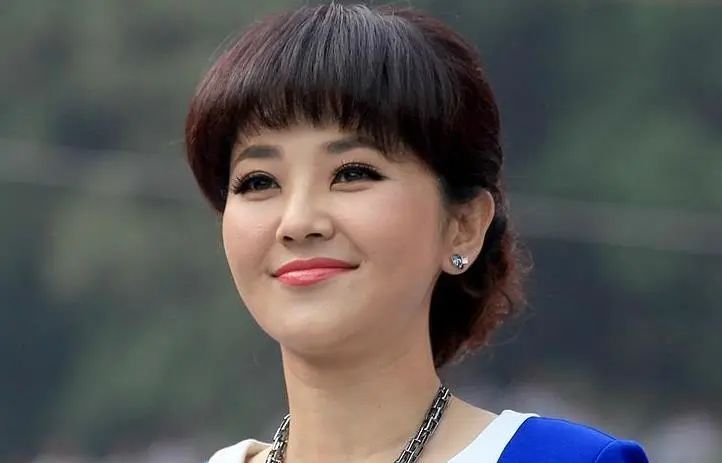 央视主持人方琼：闪婚嫁大8岁副台长，是我这辈子最有智慧的决定