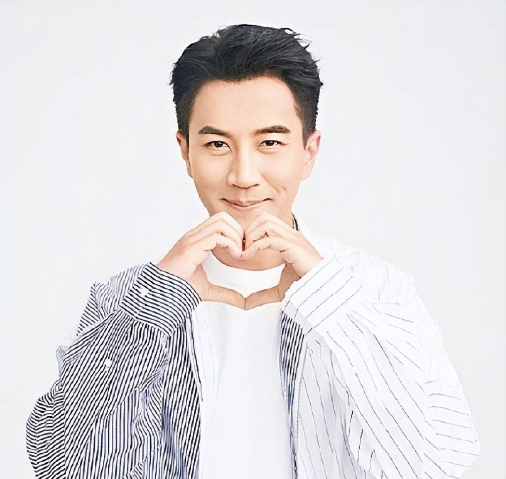 穿情侣装牵手同行,刘恺威男友力十足|刘恺威|李晓峰|情侣装_新浪新闻