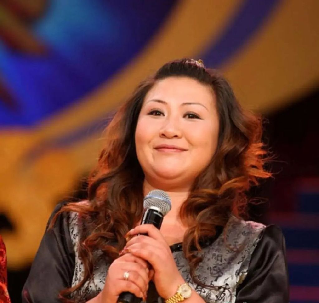 郭德纲媳妇王惠现身引围观!身材壮硕多处纹身,手提包6万块一个|王惠|郭德纲|德云社_新浪新闻