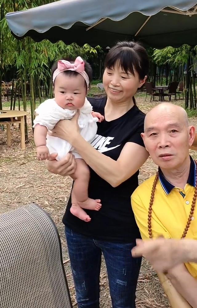 72岁评书大拿李伯清罕露面,皮肤有光泽显年轻,与小孩合拍很亲和