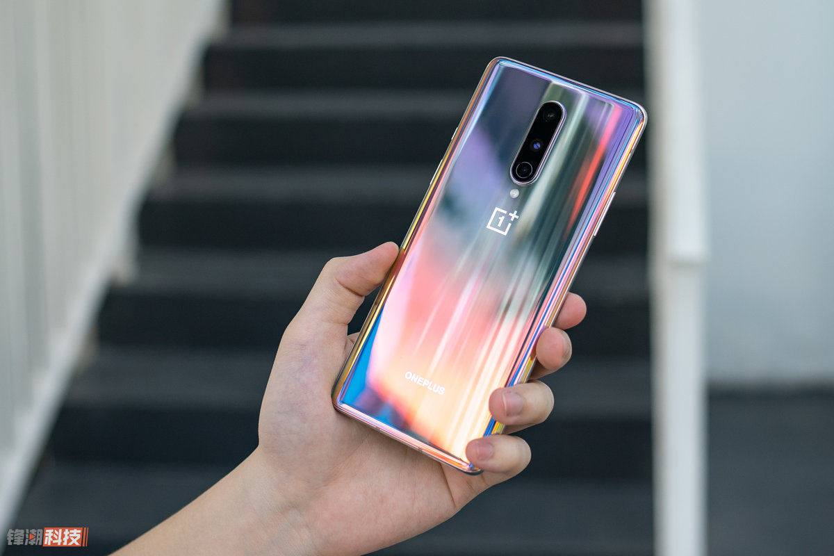 一加8 银翼上手图赏:兼得轻薄性能与时尚,选它没错