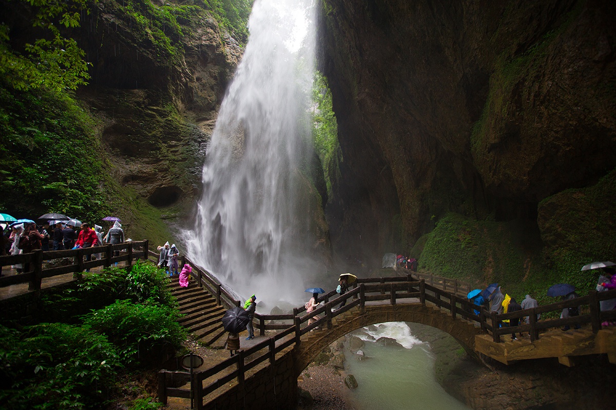 国庆期间龙水峡地缝呈现绝美景观 银河飞瀑水量空前