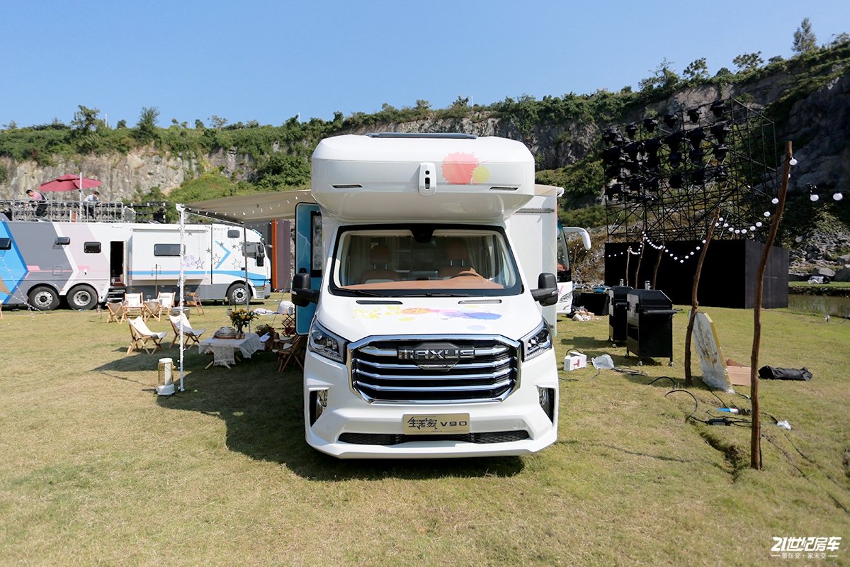 抢先实拍 上汽大通发布首款双拓展生活家v90房车-新浪汽车