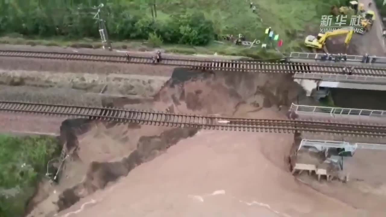 关注山西大雨｜暴雨致山体滑坡桥梁垮塌 南同蒲铁路中断