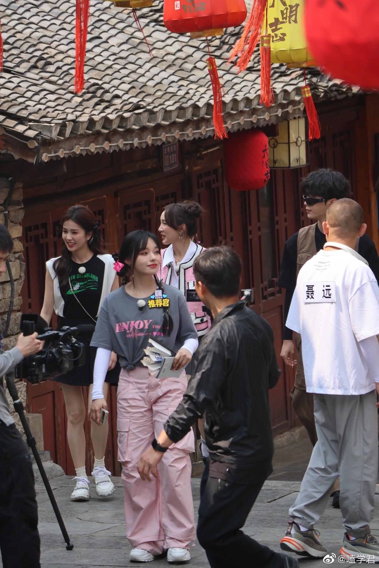 奔跑吧青岩古镇路透白鹿黄霄云孟佳三位美女