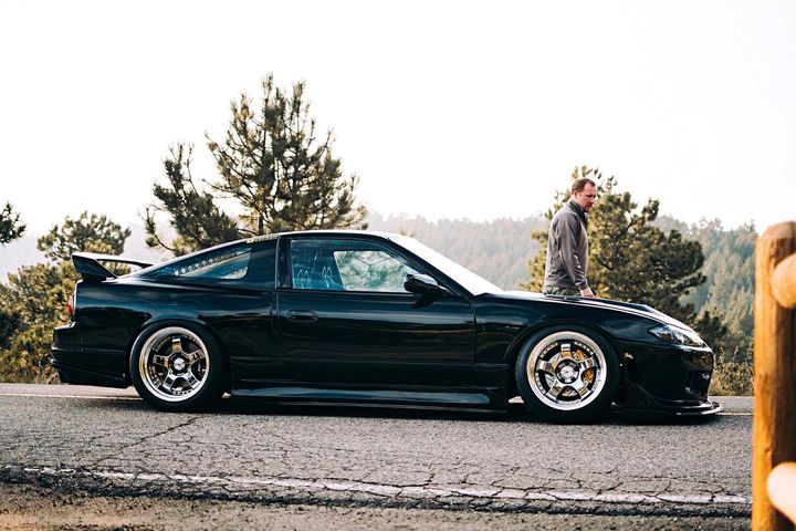 改装超光滑的黑色日产240sx