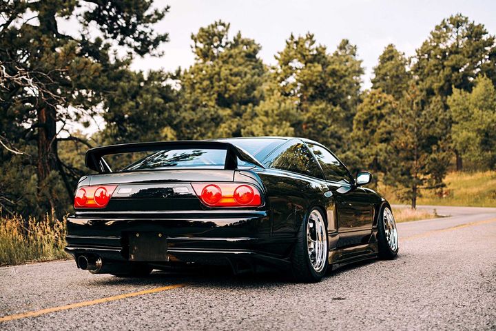 改装超光滑的黑色日产240sx