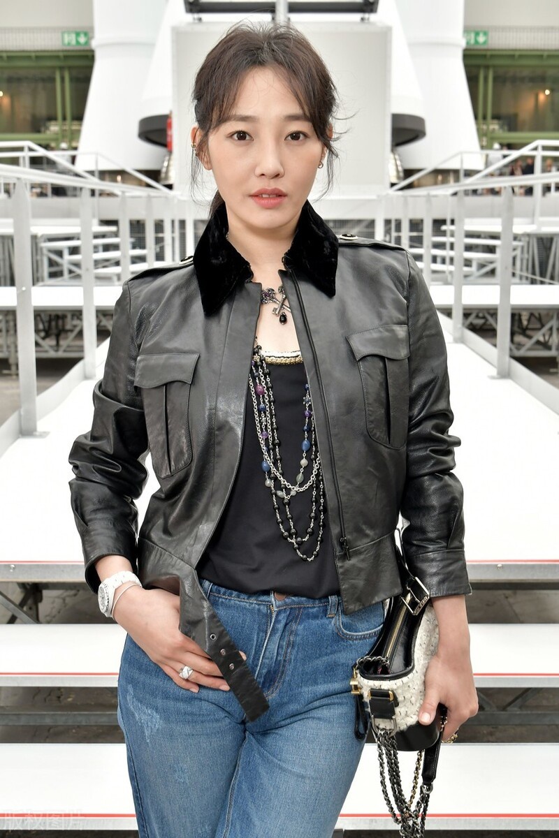 白百何踩高跟鞋,穿牛仔裤 气场十足