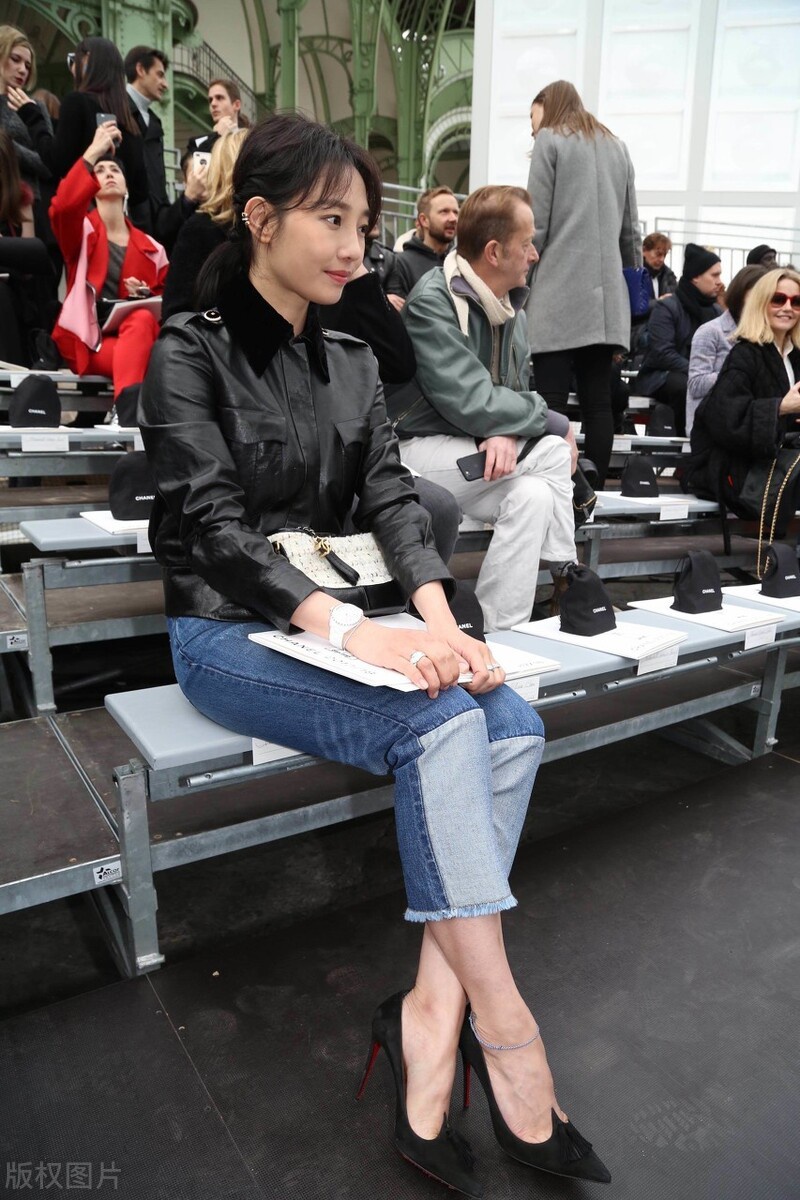 白百何踩高跟鞋,穿牛仔裤 气场十足