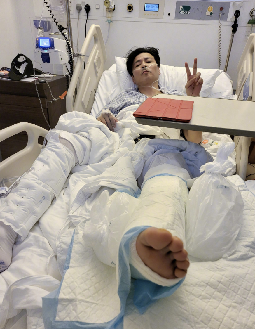 张晋晒病床照左腿打石膏,因拍戏受伤紧急做手术,蔡少芬报平安