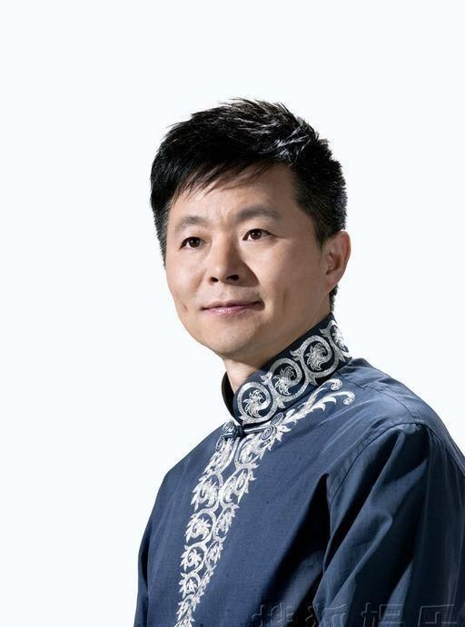 民歌王子王宏伟倾心献唱钢琴公主,妆定月亮湖,这是何等的爱恋?