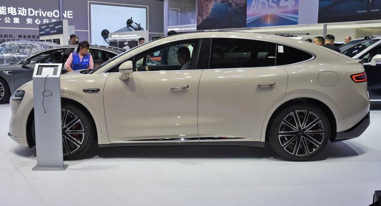 30万级华系SUV之争！阿维塔11对比智界R7谁更值？