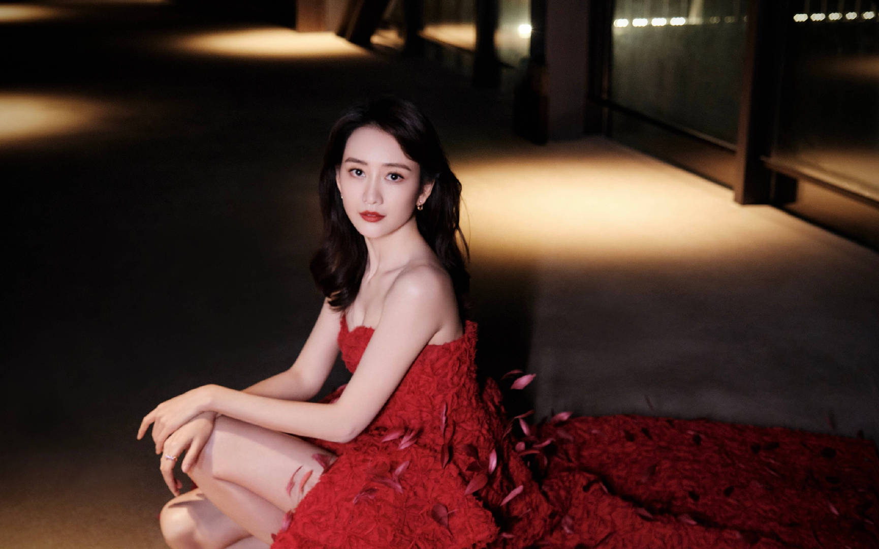 王鸥 身穿红色羽毛抹胸礼服,波浪卷发尽显熟女气质__财经头条